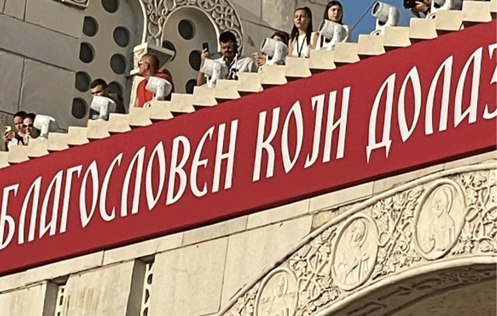 NA CETINJU HAOS, SUZAVAC I BLOKADE, JOANIKIJE SE OBRATIO U PODGORICI: Drago nam je što večeras sa Vama dođoše arhijereji iz celog pravoslavlja! (VIDEO)