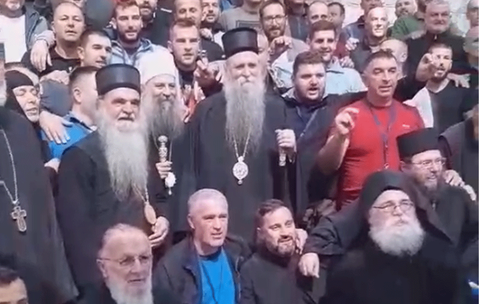 ISTORIJSKI TRENUTAK! Patrijarh Porfirije i mitropolit Joanikije ispraćeni pesmom iz manastira <span style='color:red;'><b>Cetinje</b></span> (VIDEO)