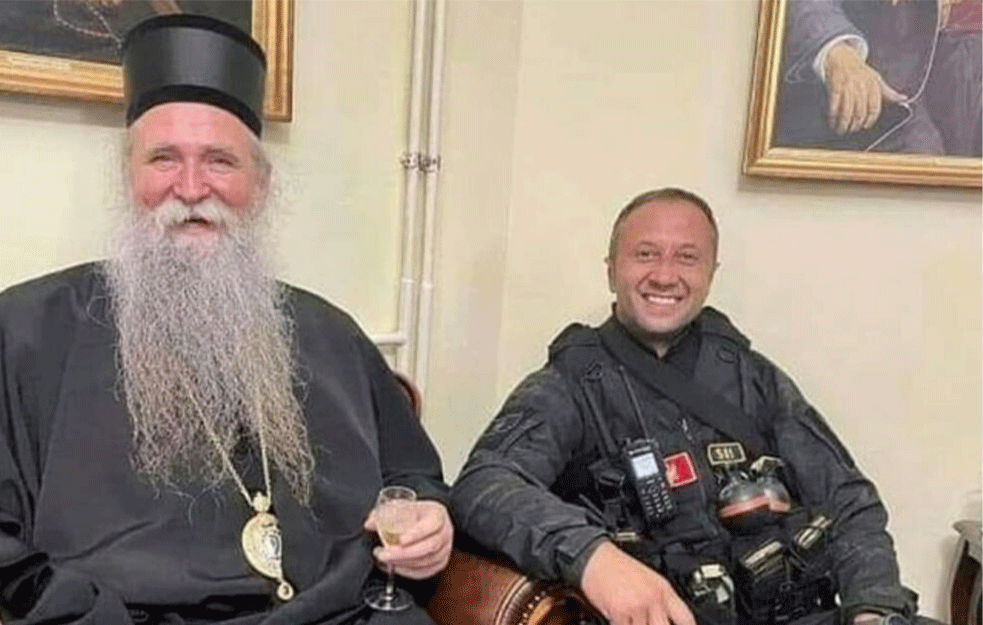 OVO JE SPECIJALAC KOJI JE ODLOŽIO PUŠKU I PREKRSTIO SE PRED HRAMOM NA CETINJU! Petar je heroj Košara, pripadnik crnogorske PTJ! (FOTO+VIDEO)
