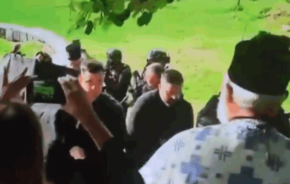 POGLEDAJTE ULAZAK JOANIKIJA U MANASTRIR, OPKOLJEN PANCIRIMA! (VIDEO)