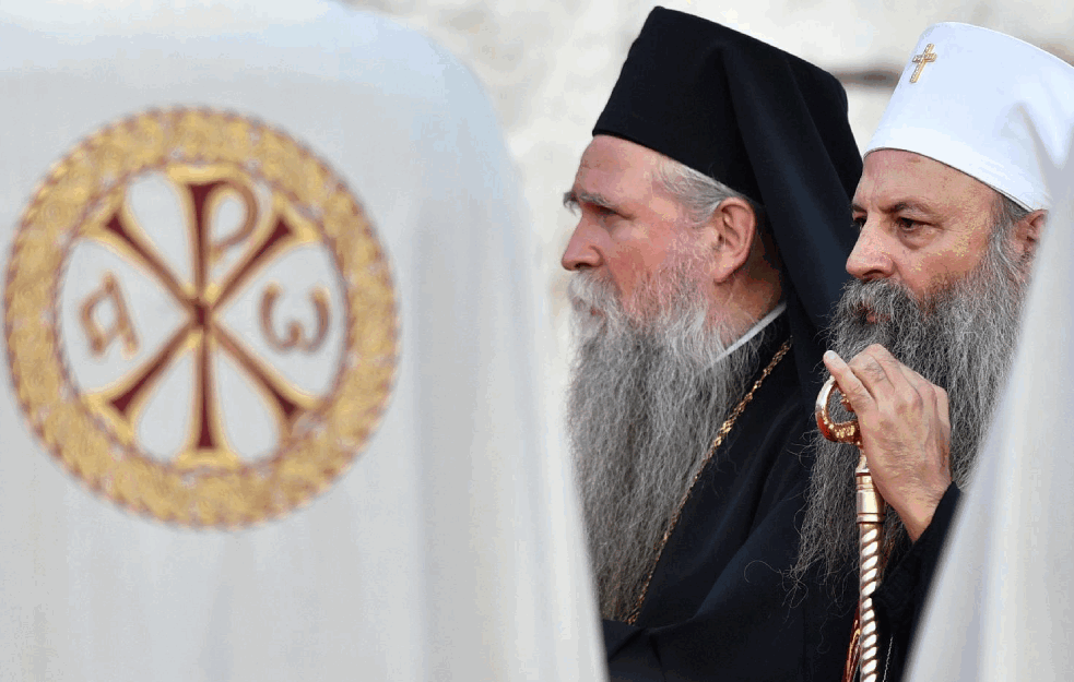 UŽIVO, USTOLIČENJE MITROPOLITA: JOANIKIJE I PORFIRIJE HELIKOPTEROM SLETELI NA <span style='color:red;'><b>CETINJE</b></span>, POČINJE LITURGIJA, PONOVO SUZAVCI! (VIDEO)