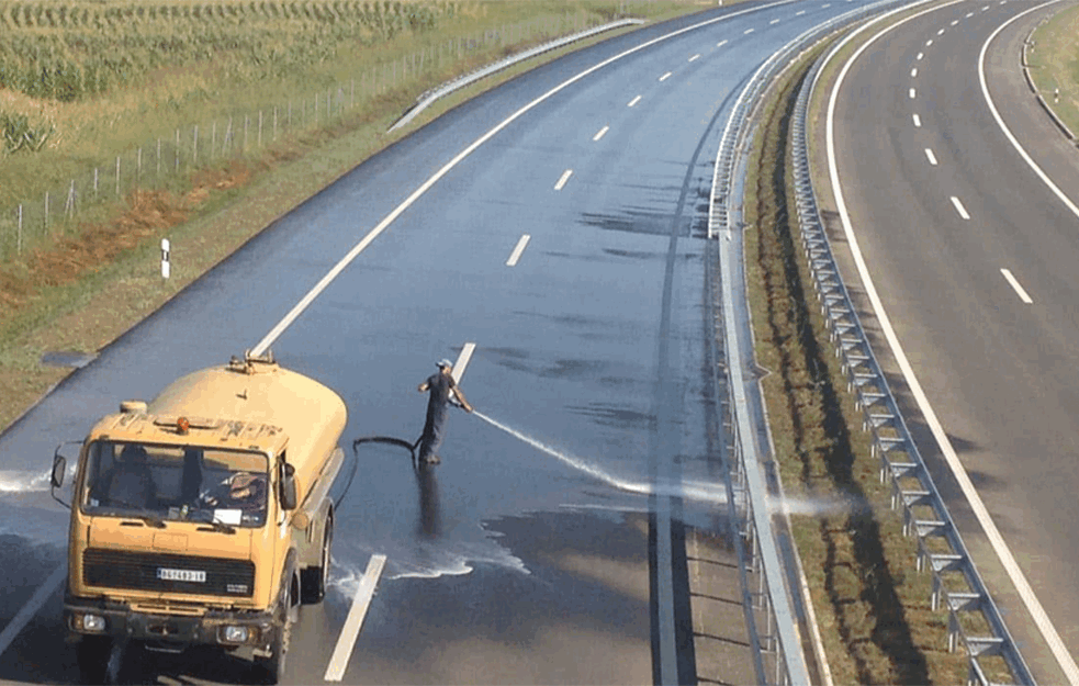 POKOSIO MUŠKARCA NA AUTO-PUTU MILOŠ VELIKI DOK JE POPRAVLJAO AUTO, prevezen u bolnicu sa teškim povredama