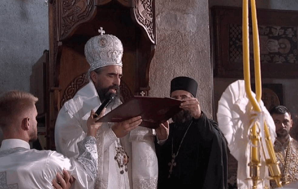 APLAUZ ZA VLADIKU! Pogledajte Metodija kako je posle ustoličenja uzeo gusle u ruke
