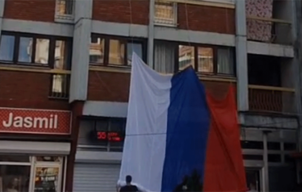 DAN SRPSKOG JEDINSTVA, SLOBODE i NACIONALNE ZASTAVE: U Kosovskoj Mitrovici razvijena trobojka (VIDEO)