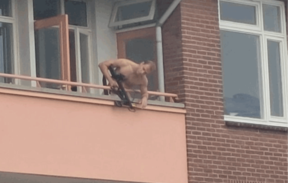 POLUGOLI MANIJAK SA TERASE GAĐAO LJUDE <span style='color:red;'><b>SAMOSTREL</b></span>OM: Komšije u PANICI! (VIDEO)