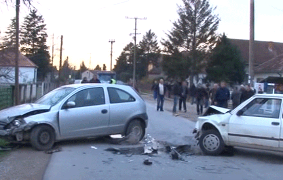 TEŠKA SAOBRAĆAJKA KOD SURČINA: Sudar dva automobila, ČETIRI OSOBE POVREĐENE, saobraćaj obustavljen! 
