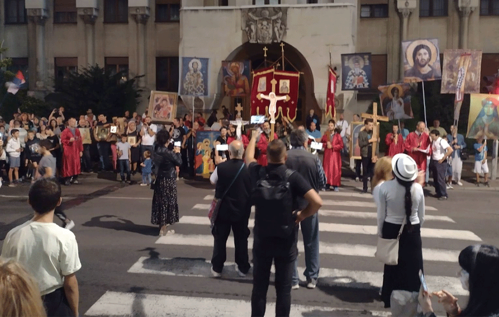 <span style='color:red;'><b>KRSNI HOD</b></span> POD BLAGOSLOVOM PATRIJARHA! Molitva kod Saborne crkve i Patrijaršije: Da Srbija slavi Gospoda i prave porodične vrednosti! (VIDEO)
