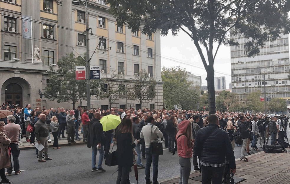 <span style='color:red;'><b>ADVOKATSKA KOMORA</b></span> podnela zahtev da im se dostave kopije zapisnika sednica na kojima su donete NOVE ODLUKE O BANKAMA! 