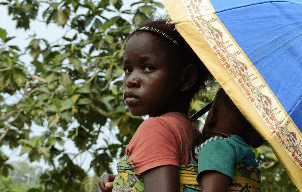 <span style='color:red;'><b>EBOLA</b></span> IM UBILA RODITELJE, A DRUŠTVO IH OD STRAHA ODBACILO: Ma­li­ša­ni mo­ra­ju da ra­de ra­zli­či­te po­slo­ve ka­ko bi se pre­hra­ni­li! 


