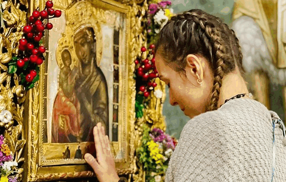 JELENA ĐOKOVIĆ POSETILA MANASTIR DEČANI, A U POVRATKU ZAPEVALA S DIVCEM! Zahvalna svim ljudima koji su ostali da žive na Kosovu i Metohiji (FOTO+VIDEO)