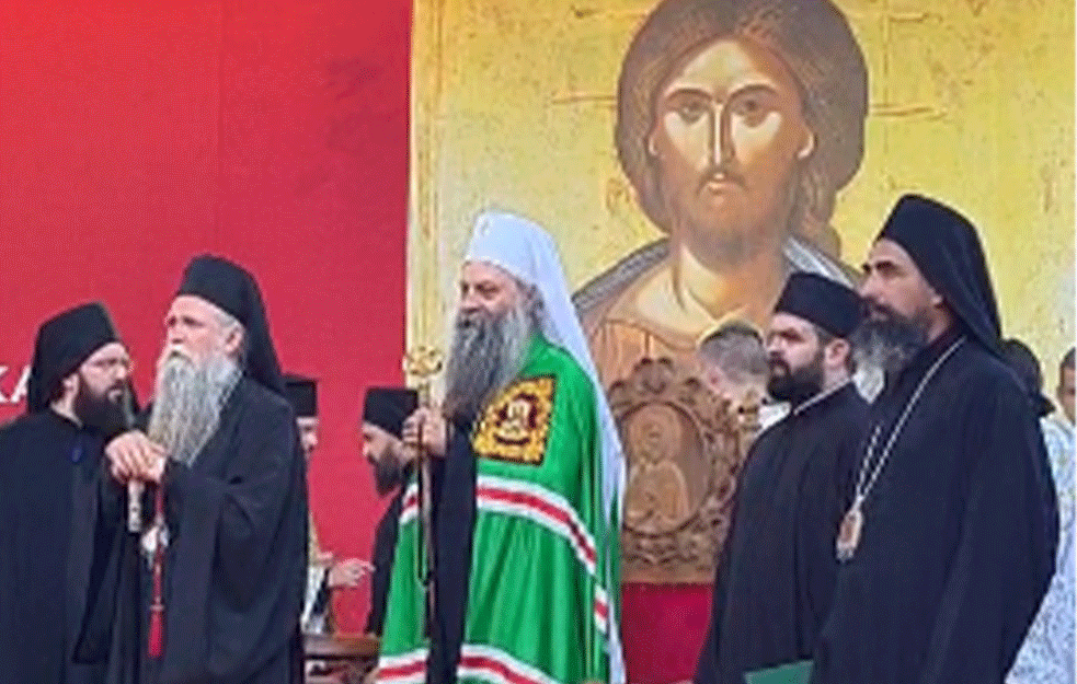 <span style='color:red;'><b>BERANE</b></span> VELIČANSTVENO DOČEKALO PATRIJARHA PORFIRIJA: Zvona manastrira ĐURĐEVI STUPOVI, krst od 15 metara i ogroman broj vernika (FOTO+VIDEO)