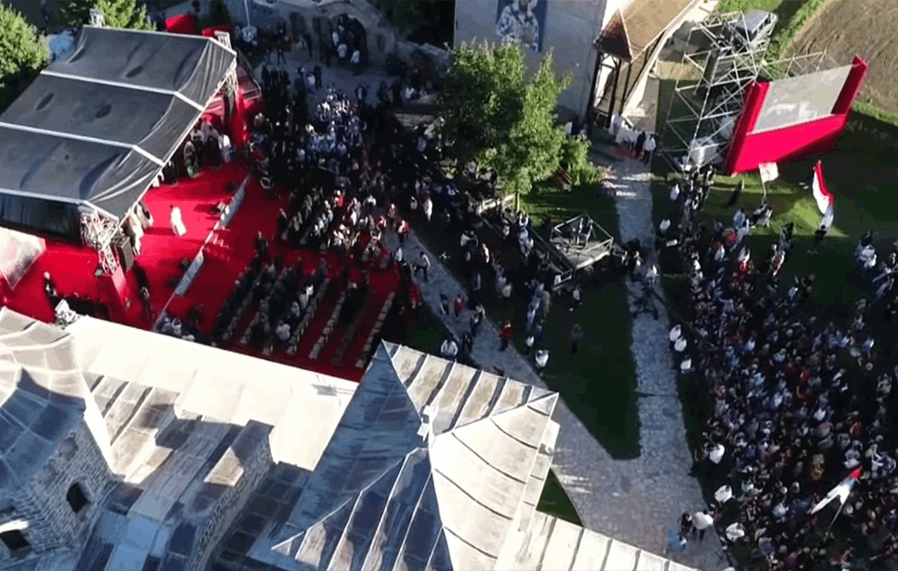 POSEBAN DOČEK ZA PATRIJARHA PORFIRIJA IZ VAZDUHA: Vladika skokom iz padobrana pravo pred poglavara (FOTO+VIDEO)