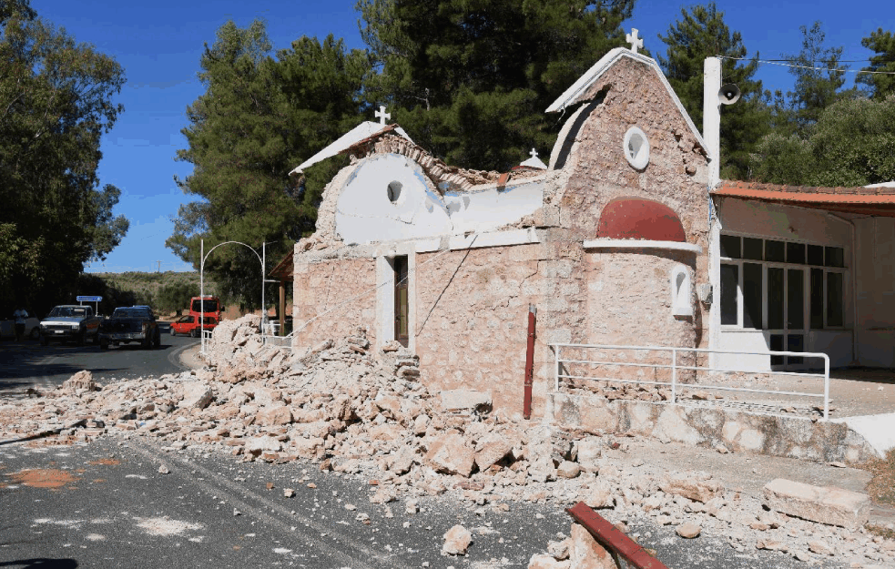 SRBI ZAROBLJENI NA RAZRUŠENOM KRITU, JUTA čini sve da ih vrate
