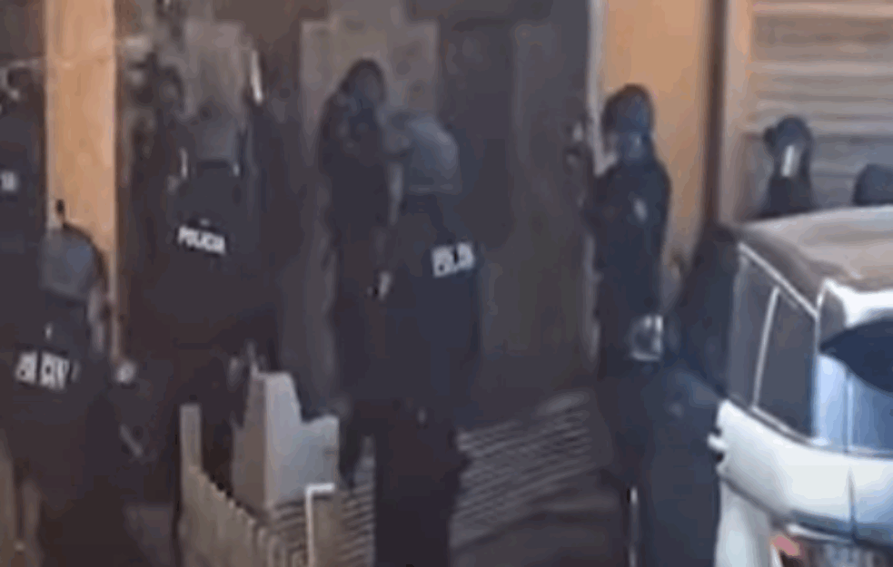 <span style='color:red;'><b>SRPSKA POLICIJA</b></span> U MEĐUNARODNOJ AKCIJI NA DVA KONTINENTA: Uhapšen 61 član kriminalne grupe i zaplenjeno 2,6 TONA KOKAINA! (VIDEO) 
