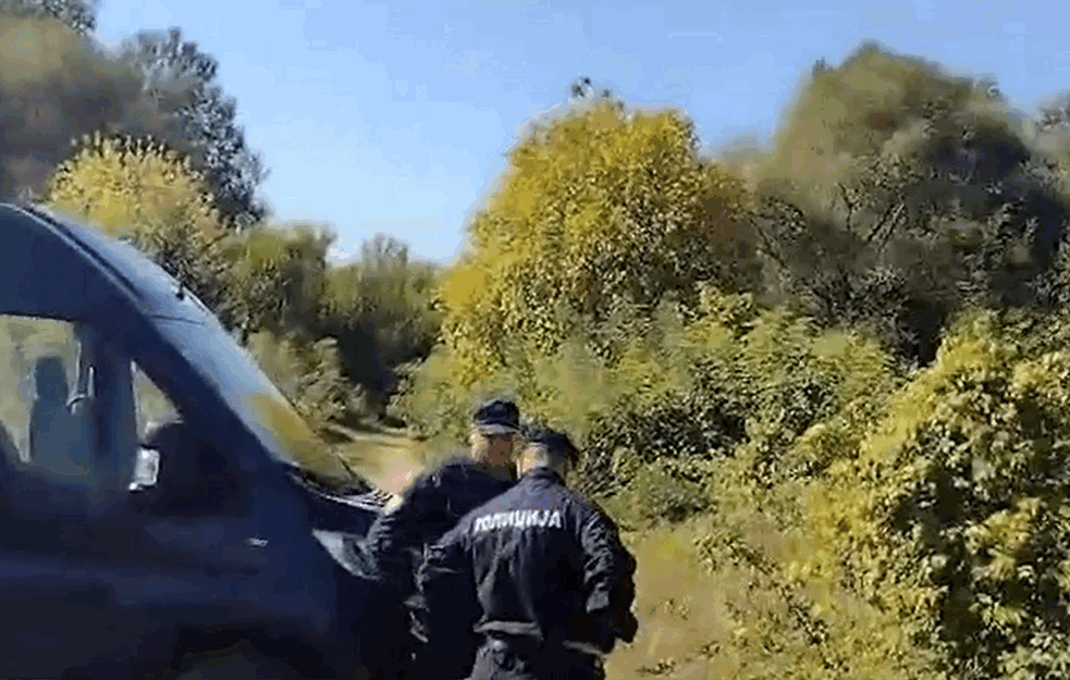 <span style='color:red;'><b>VIDEO SNIMCI</b></span> VODE DO UBICE ĐOKIĆA! Policija na tragu crvenog automobila koji ne pripada meštanima