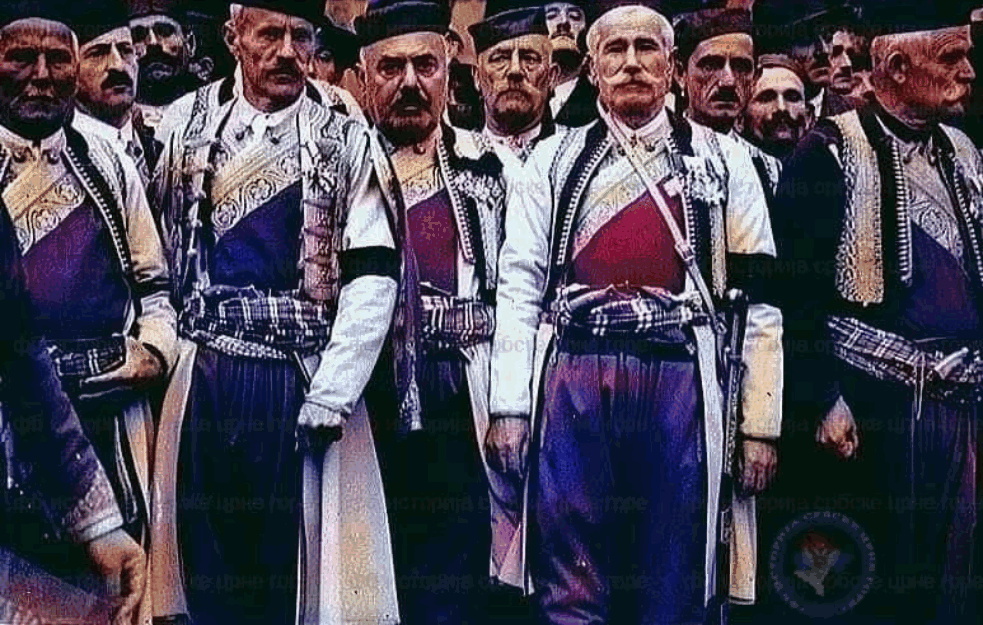 CRNOGORCI NA SAHRANI KRALJA ALEKSANDRA KARAĐORĐEVIĆA: Fotografija uslikana na železničkoj stanici u Beogradu 1934. godine (FOTO) 
