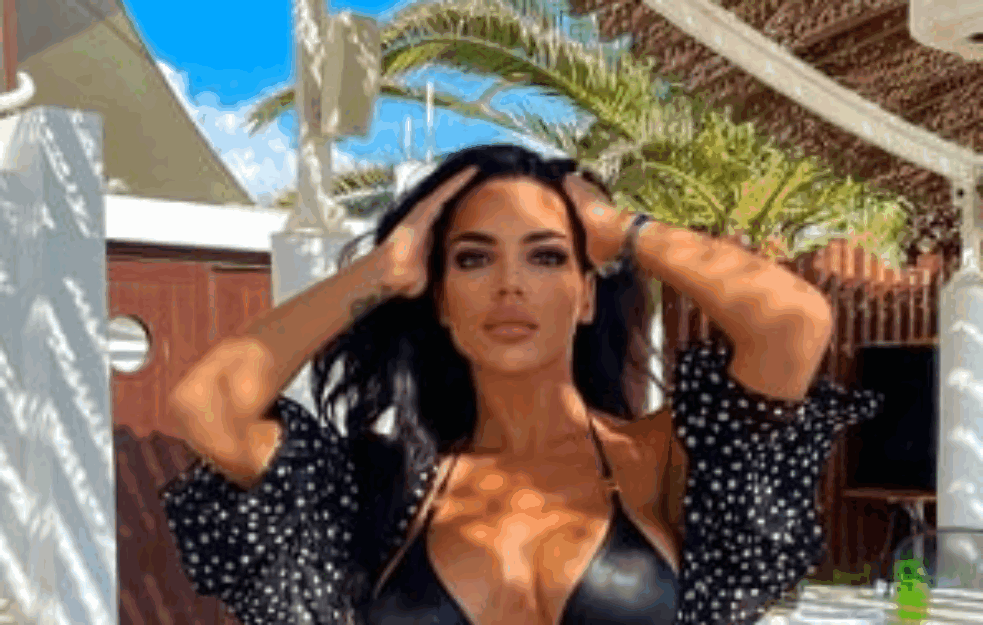 TOPALKOVA ĆERKA PONOVO PROVOCIRA: Helena uživa na Sejšelima, pozirala u minijaturnom kupaćem kostimu! (FOTO) 

