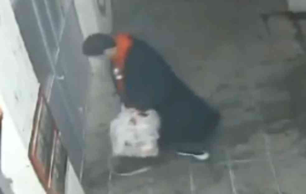 PODIVLJALI MUŠKARAC razlupao ulaz zgrade na NOVOM BEOGRADU, na kraju GLAVOM PROBIO STAKLO! (VIDEO)