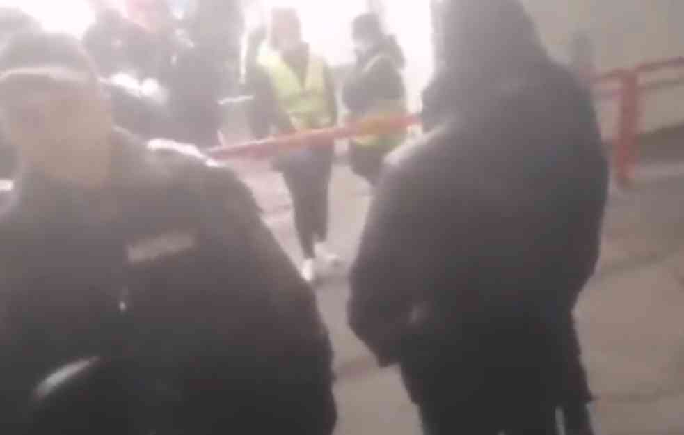 INCIDENT PRED MEČ SRBIJE: Policija zabranila navijačima TRANSPARENT 'DOGODINE U PRIZRENU'! (VIDEO)
