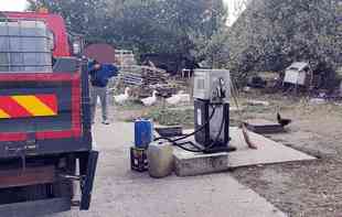 <span style='color:red;'><b>ZEMUNAC</b></span> U DVORIŠTU NAPRAVIO BENZINSKU PUMPU: Prodavao naftu, a sad mu sledi krivična prijava