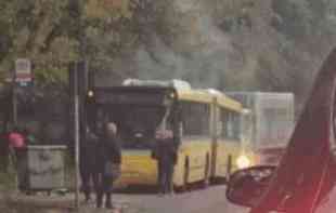 KOLAPS U BEOGRADU: <span style='color:red;'><b>Zapalio se autobus</b></span>, na Novom Beogradu zastoj tramvaja (FOTO) 
