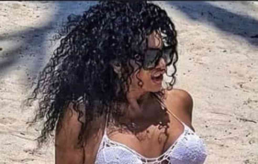 LIDIJA VUKIĆEVIĆ POZIRALA U PESKU: Glumica uživa na EGZOTIČNOJ destinaciji, objavila PROVOKATIVNE fotografije sa plaže! (FOTO) 

