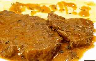 FENOMENALAN RECEPT ZA POČETNIKE: Lovačke <span style='color:red;'><b>šnicle</b></span> u saftu (FOTO)