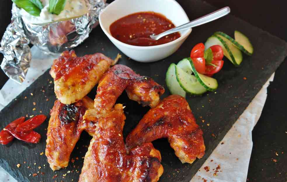 RECEPT KOJI MORATE PROBATI! Pileća krilca u sosu od ribizle, SOČNO i preukusno! 
