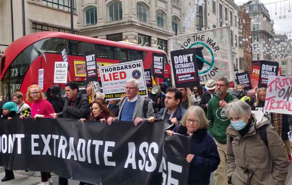 PROTESTI ASANŽOVIH PRISTALICA PROTIV IZRUČENJA SAD! Novinarstvo nije zločin (FOTO)