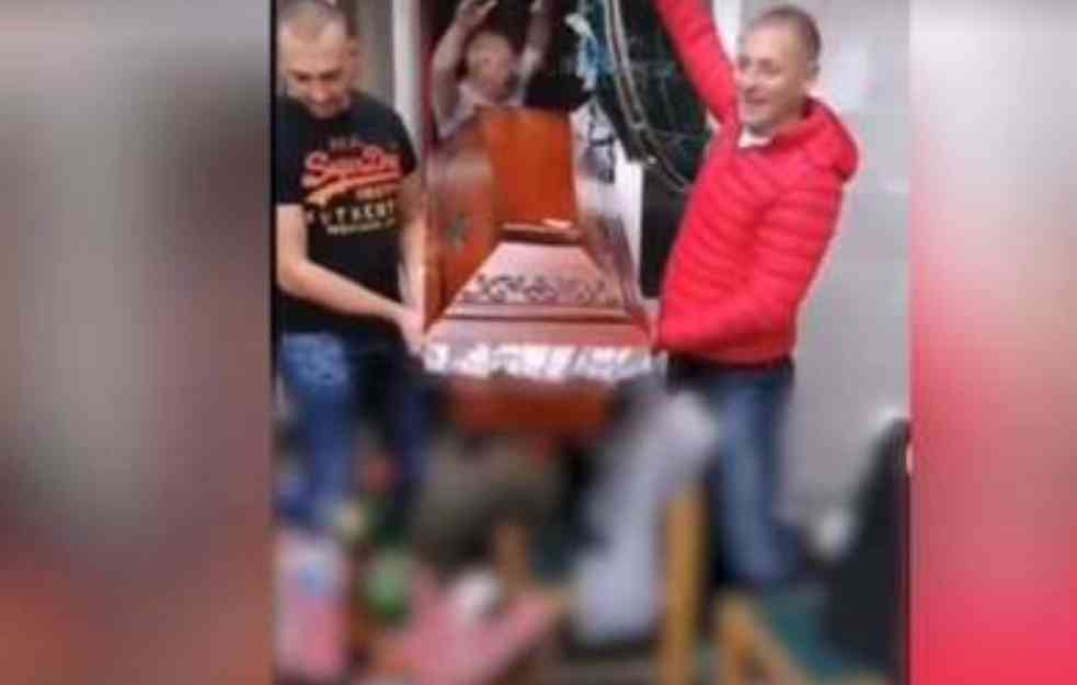 ODE TAŠTA! SNIMAK KOJI JE ŠOKIRAO SRBIJU: Trubači, pečeno prase i mrtvački sanduk (VIDEO)