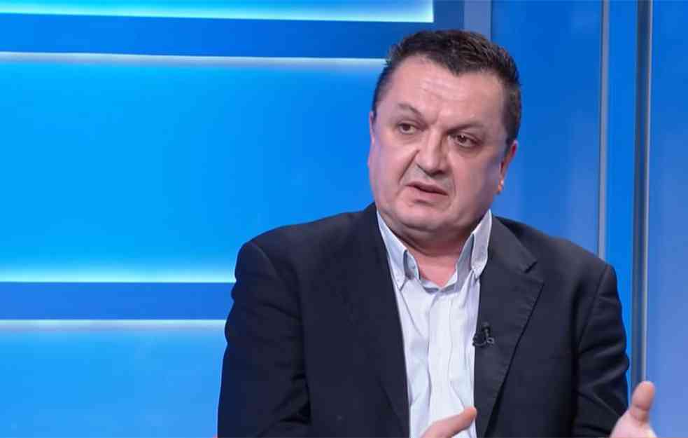 HVATA ZA UŠI I TERA NAPOLJE! Šekler: Kako izbaciti nekog iz kafane u 22 sata