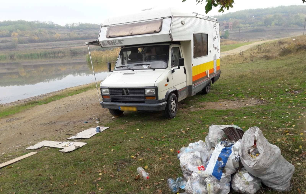 SRAM NAS BILO! Stranci došli u Srbiju da se odmore, zasukali rukave i pokupili đubre oko Aleksandrovačkog jezera i ostavili PORUKU! (FOTO)