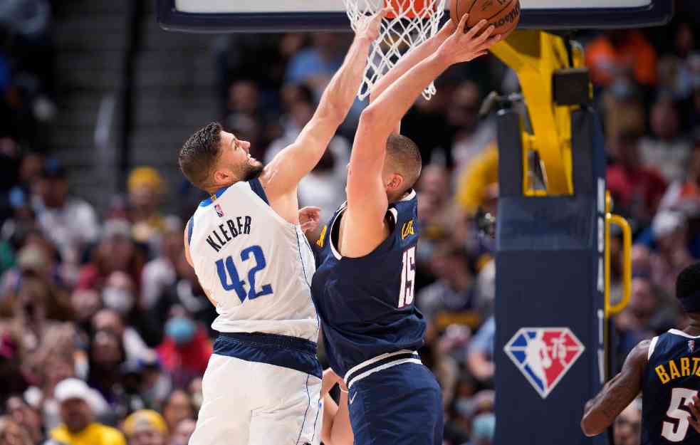 POVREDA KOLENA NIŠTA, OPET KRVARIO ZA NAGETSE: Jokić blizu tripl-dabla, Denver razneo Bobijev i Dončićev Dalas (VIDEO) 