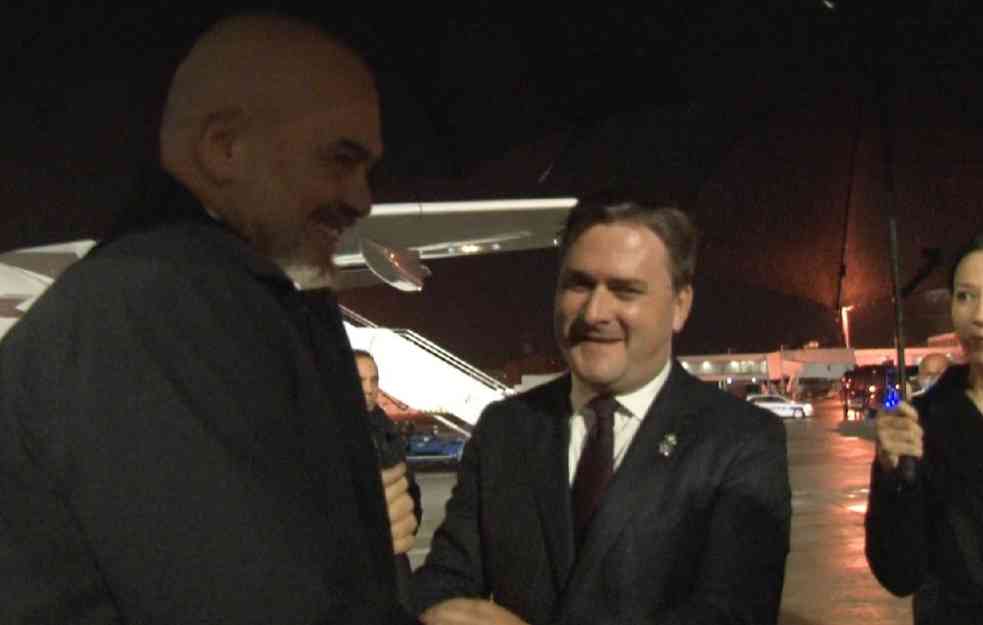 RAMA SLETEO U BEOGRAD, dočekao ga ministar SELAKOVIĆ