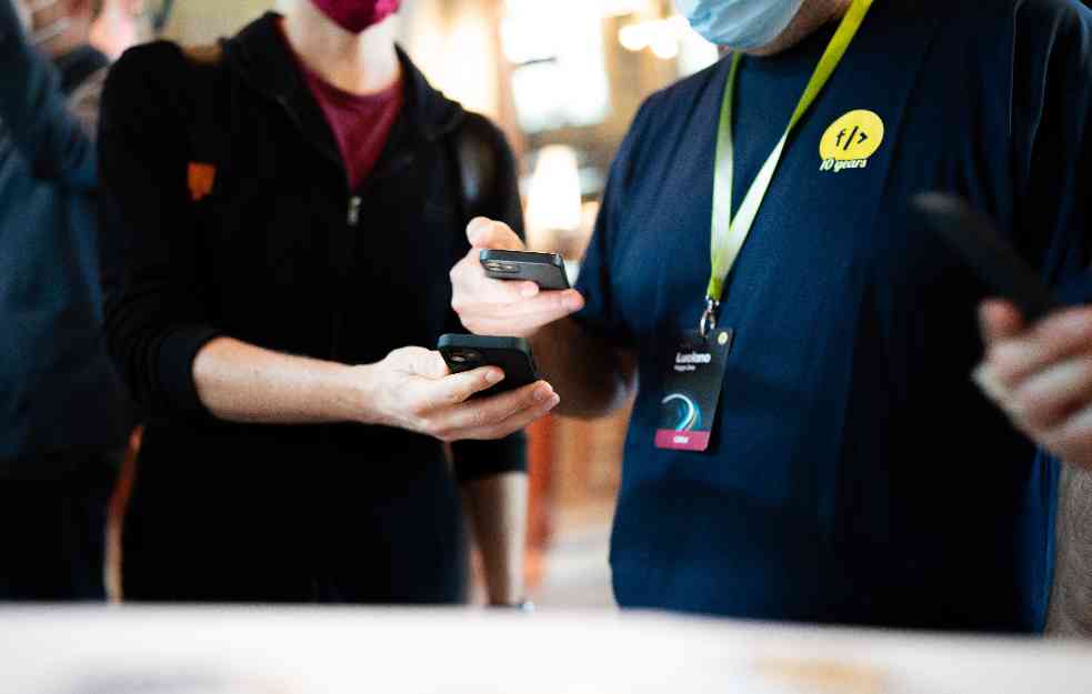 EVROPA UKIDA KOVID SERTIFIKATE?! Svet preplavile lažne potvrde o vakcinaciji, pomažu farmaceuti i lekari