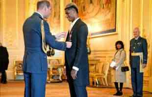 MEDALJA ZA HUMANOST! Britanski <span style='color:red;'><b>princ Vilijam</b></span> odlikovao fudbalera Mančester Junajteda (FOTO)