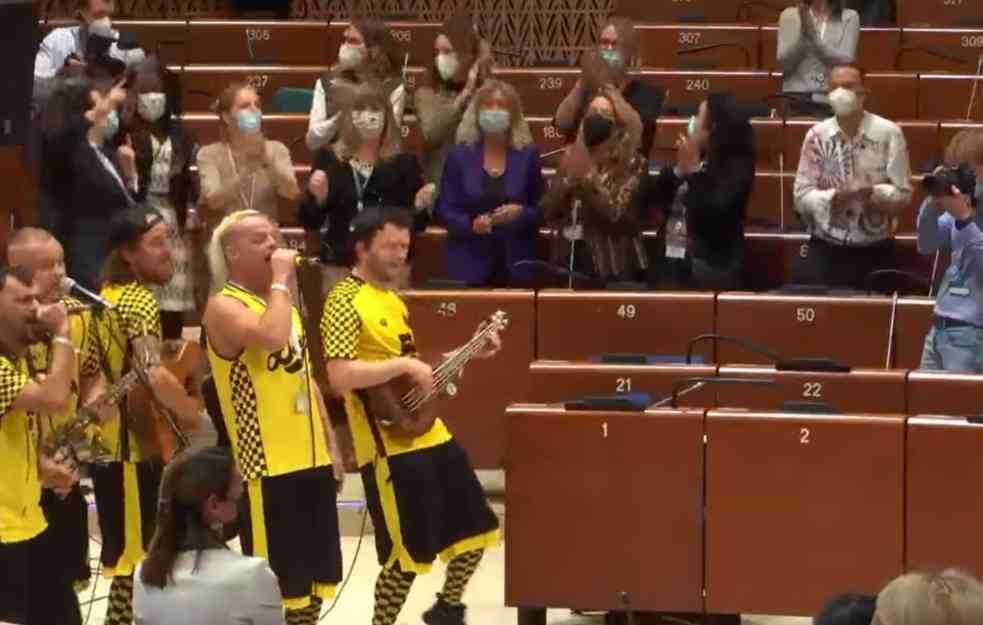 DUBIOZA KOLEKTIV PODIGAO NA NOGE SAVET EVROPE! Svirali za radne vize (HIT SNIMAK)