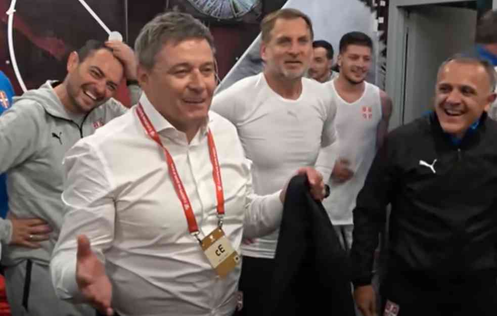 PIKSI: LJUDI, DA LI STE NORMALNI?! LUDNICA! U SVLAČIONICI GRUVA 