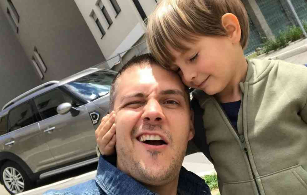 NAJMLAĐA ZVEZDA JUŽNOG VETRA JE SIN GLUMICE: Milutin se igra na snimanju (FOTO)