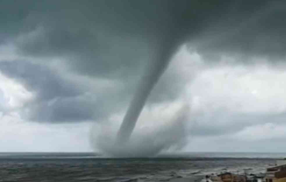 STRAVIČAN TORNADO ODUVAO PRIMORJE: Podigao vodu TRI KILOMETRA u NEBO! (VIDEO)