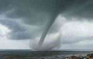 STRAVIČAN TORNADO ODUVAO <span style='color:red;'><b>PRIMORJE</b></span>: Podigao vodu TRI KILOMETRA u NEBO! (VIDEO)