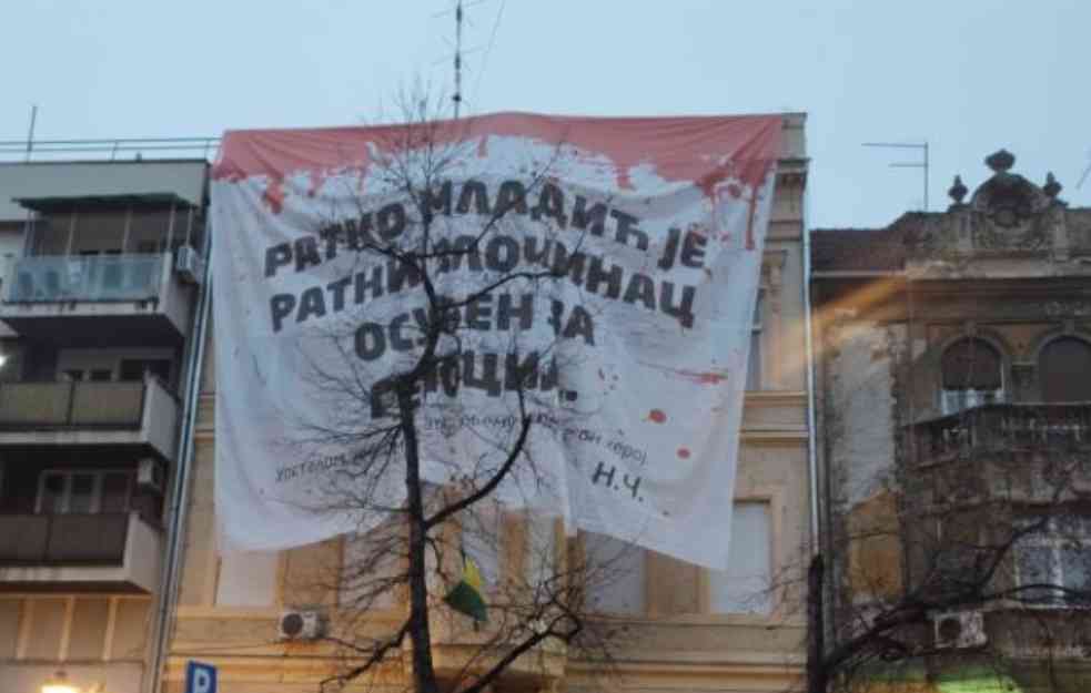 JEB*O MU JA MATER, I NJEMU I KOME JE ON HEROJ! Čanak okačio transparent o Ratku Mladiću - UMRLJAN JE KRVLJU  (FOTO)