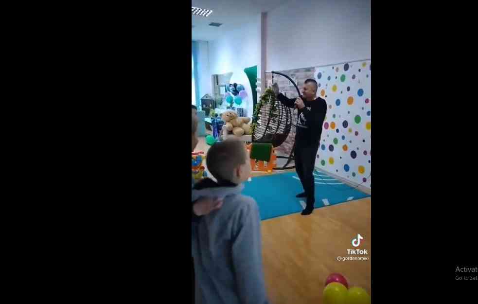 ANTIVAKSERI U DEČIJOJ IGRAONICI! Učio mališane da pevaju 