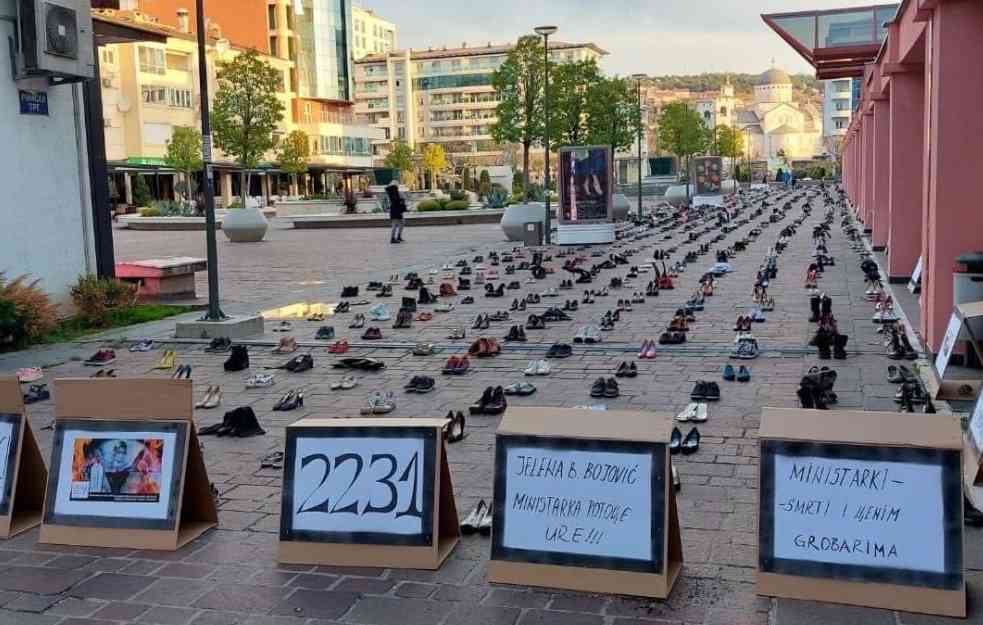 TUŽNA SLIKA SA TRGA U PODGORICI! Osvanulo na stotine pari obuće sa porukom (VIDEO)