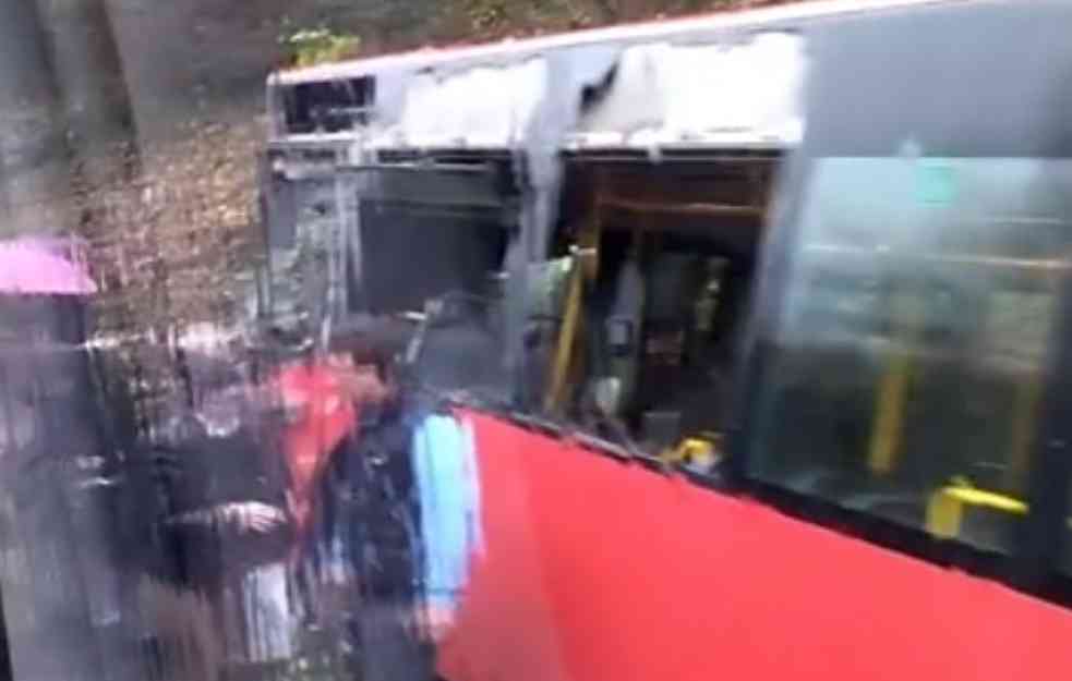 UNIŠTEN AUTOBUS, RAZBIJENA STAKLA: Prvi snimci nesreće kod Umke, evo kako je došlo do udesa (FOTO, VIDEO)