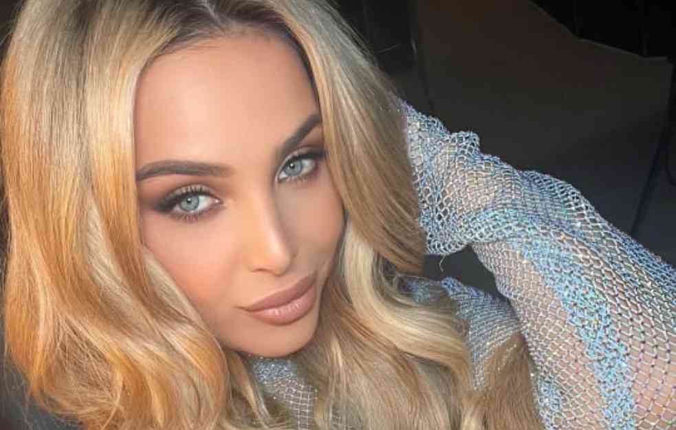 MAJA BEROVIĆ POKAZALA LUKSUZAN STAN NA DEDINJU: Pevačica ukrasila čak tri jelke! (VIDEO)