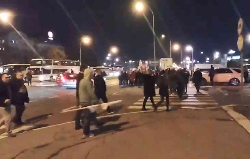 NA ULICI RAT, U ARENI SVEČANA AKADEMIJA: Počinje proslava SNS, okupljen veliki broj članova! (VIDEO)