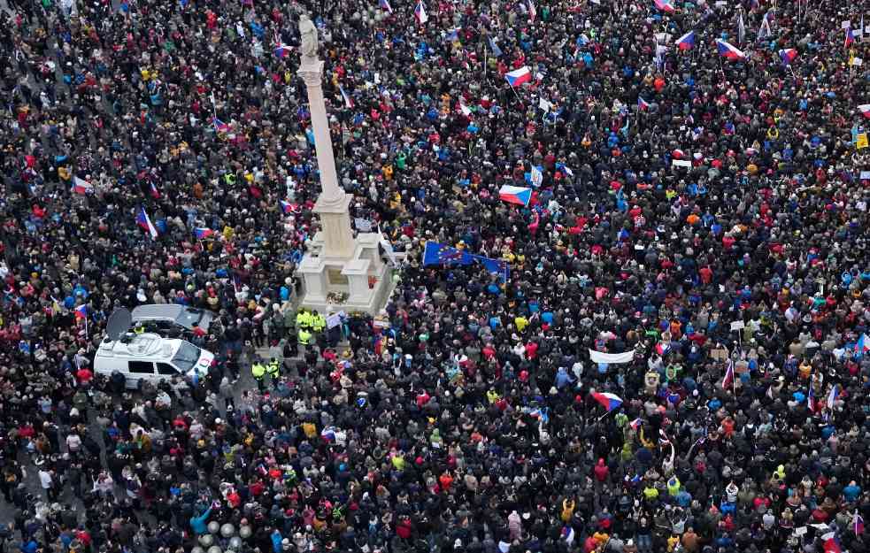ČESI NA NOGAMA: Zatvorili sve bolnice, stopirali novogodišnje vašare (FOTO)