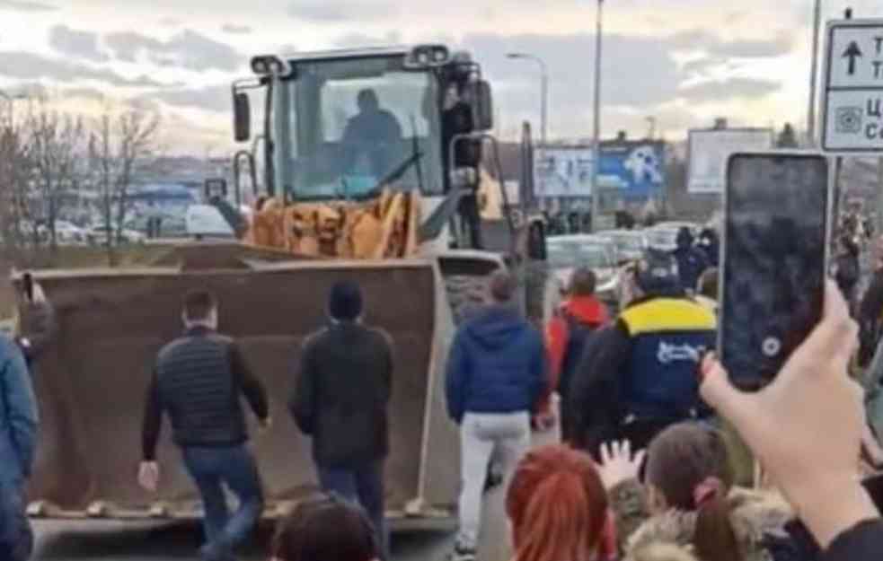 CRNI NA SLOBODI: Heroj iz Šapca PUŠTEN IZ PRITVORA, branio okupljene OD POMAHNITALOG BAGERISTE! (FOTO, VIDEO)
