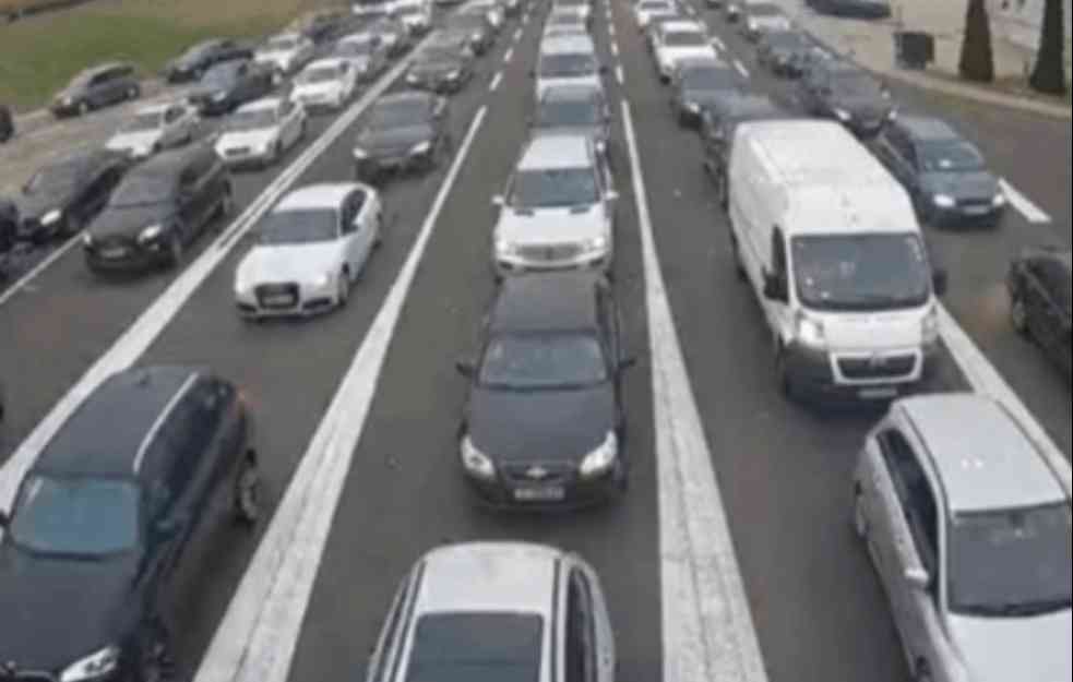 KILOMETARSKE KOLONE NA GRANIČNIM PRELAZIMA: Čekanje i po šest sati